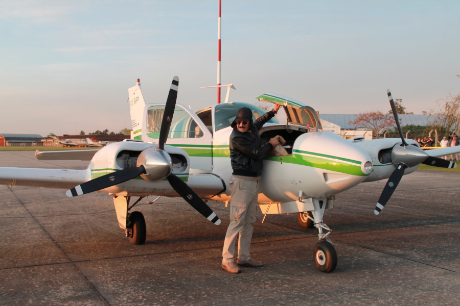 El piloto retira las sacas del avión