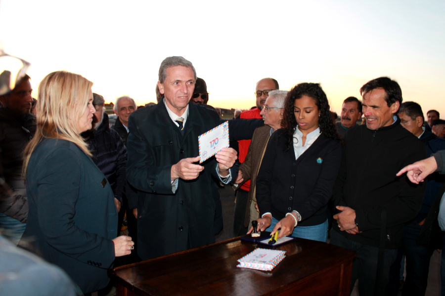 Presidente de Correo Uruguayo realizando el matasellado