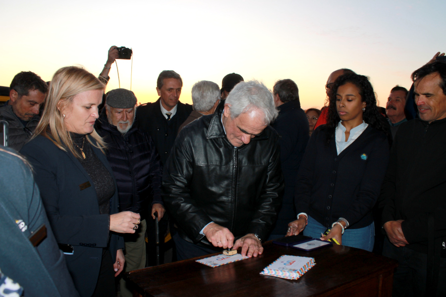 Director de Correo Uruguayo realizando el matasellado