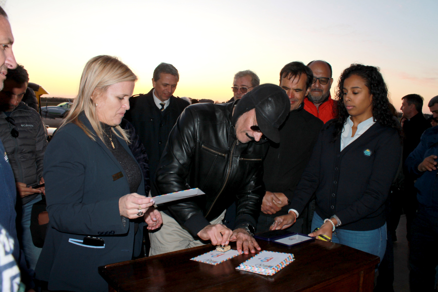 Piloto Daniel Ubillos realizando el matasellado