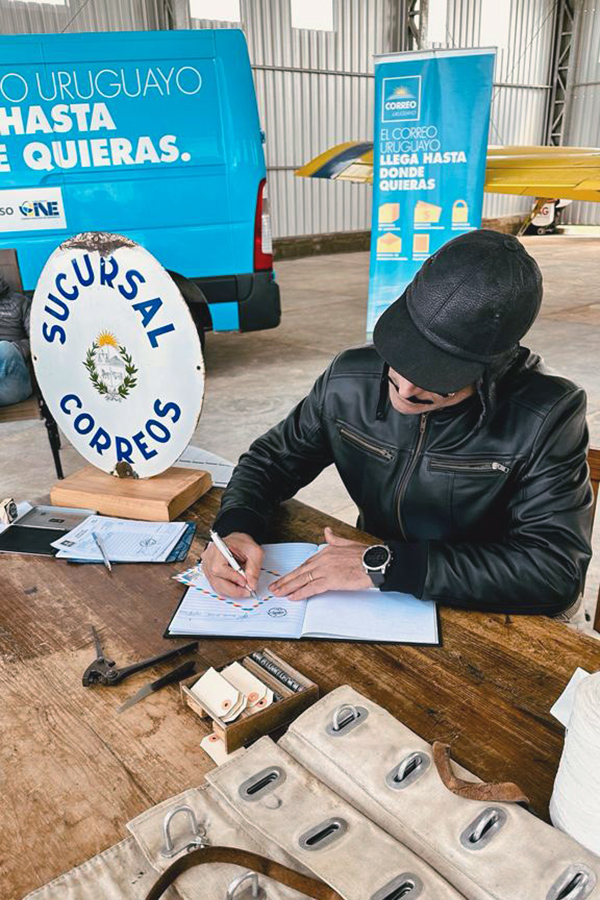 El piloto escribiendo en uno de los sobres que fueron transportados