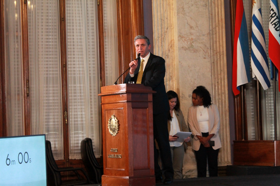 Presidente de Correo Uruguayo haciendo uso de la palabra