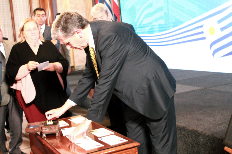 Presidente de Correo Uruguayo realizando el matasellado