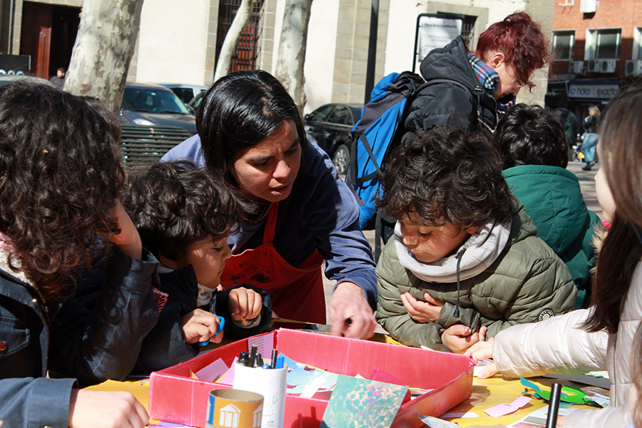 Niños realizando sus collages