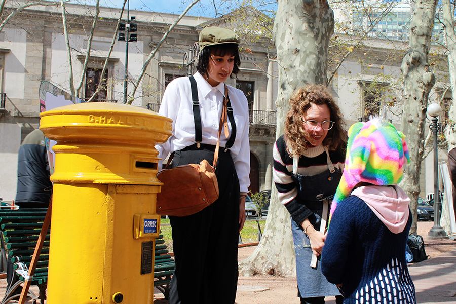 Niña junto a integrantes de las áreas educativas de los museos Gurvich y Torres García