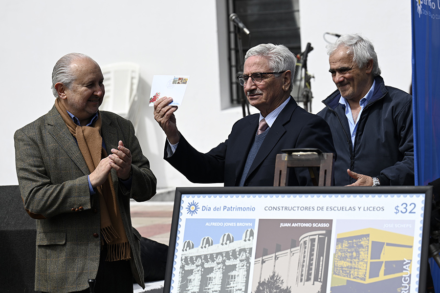 Autoridades presentando el sello Día del Patrimonio 2023