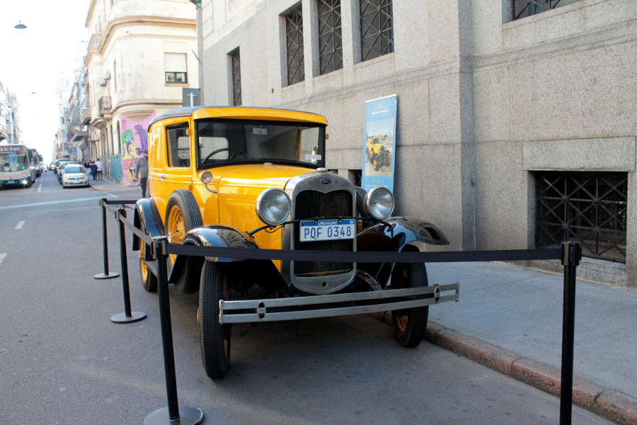 Antigua cachila modelo Ford A en el exterior del Palacio de Correos