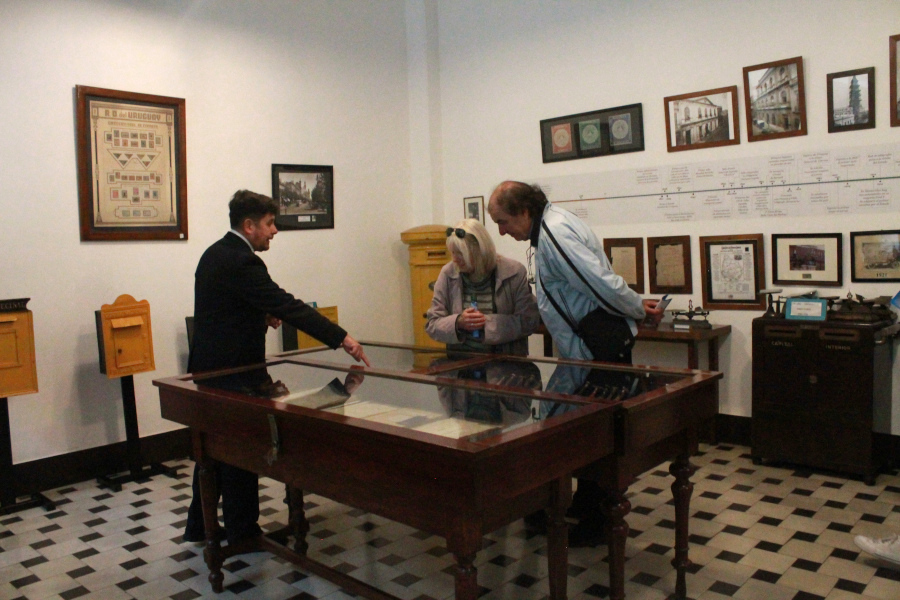 Visitantes recorren el Museo Postal