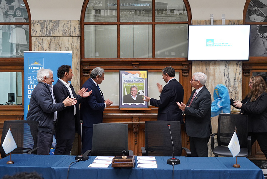 Directorio de Correo Uruguayo y Alberto Kesman descubren la reproducción del sello personalizado