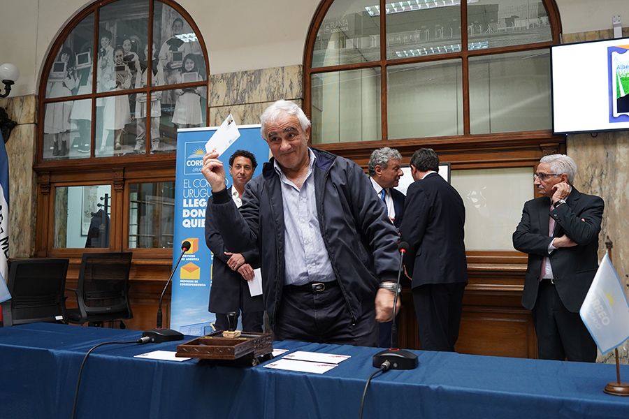 Director de Correo Uruguayo mostrando el sello matasellado