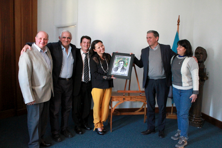 Presidente de Correo Uruguayo entrega a la Sra. Maryam Bonpland la reproducción del sello 