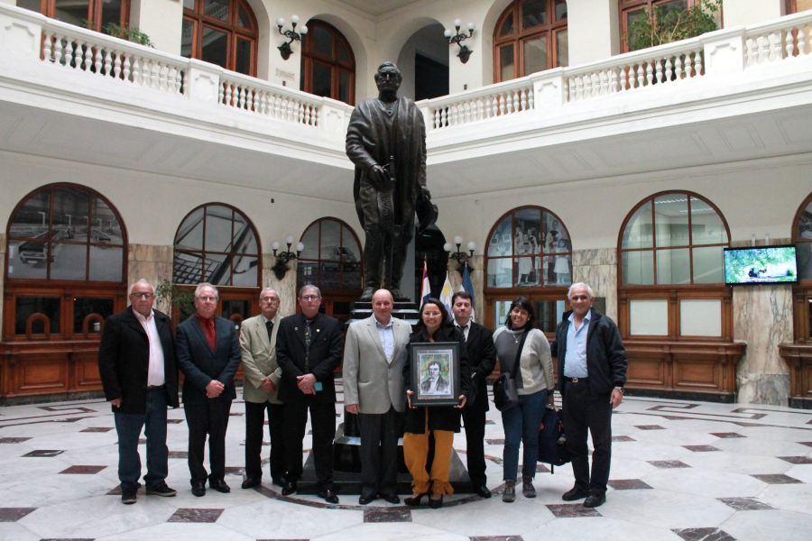 Sra. Maryam Bonpland junto a autoridades y demás visitantes en el hall de Casa Central de Correo Uruguayo