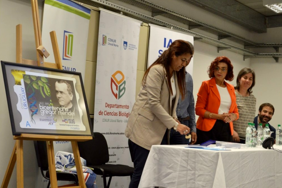 Correo Uruguayo realizó el lanzamiento de un sello personalizado conmemorando los 200 años del nacimiento de Gregor Mendel.