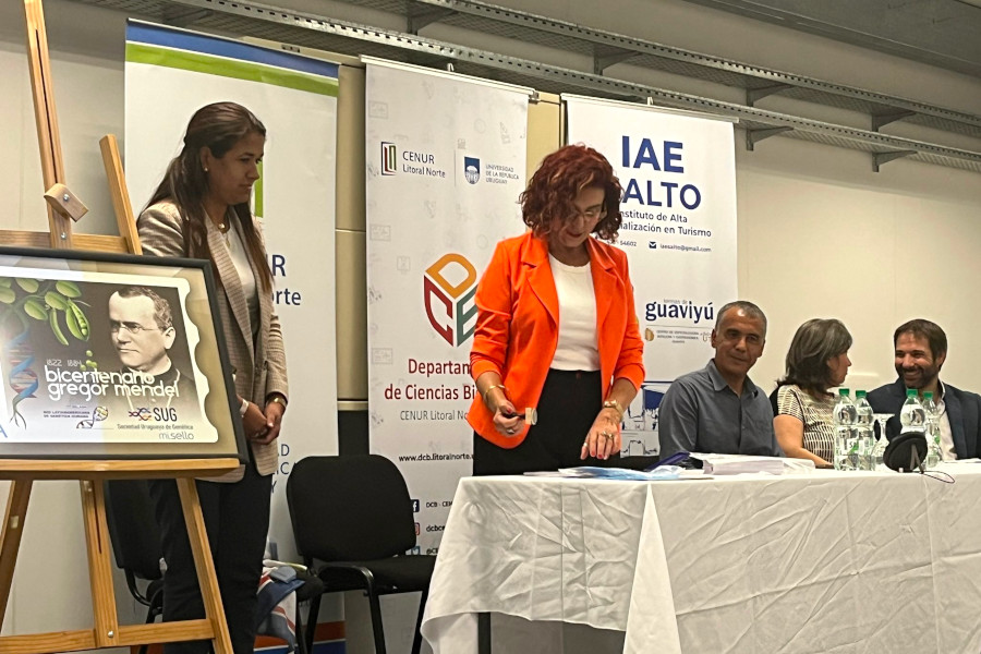 En el marco de las Jornadas académicas conmemorativas por los 200 años del nacimiento de Gregor Mendel, Correo Uruguayo realizó el lanzamiento de un sello personalizado conmemorando dicho acontecimiento.