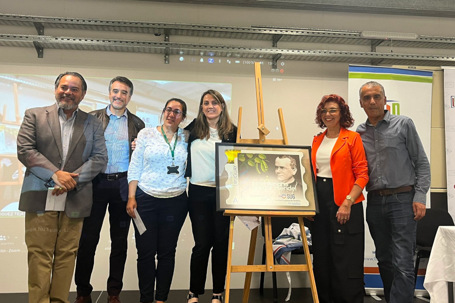 En el marco de las Jornadas académicas conmemorativas por los 200 años del nacimiento de Gregor Mendel, Correo Uruguayo realizó el lanzamiento de un sello personalizado conmemorando dicho acontecimiento.
