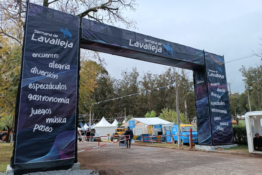 Arco de entrada de la Semana de Lavalleja