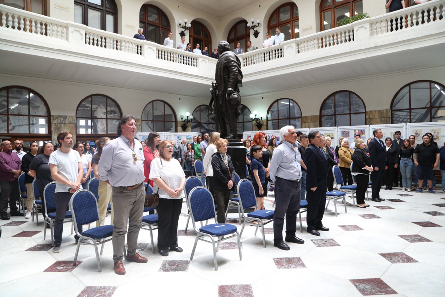 Vista del hall de Casa Central con el público asistente