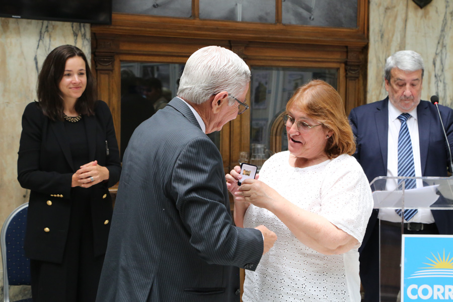 Funcionaria recibe la medalla de parte del Vicepresidente de Correo Uruguayo