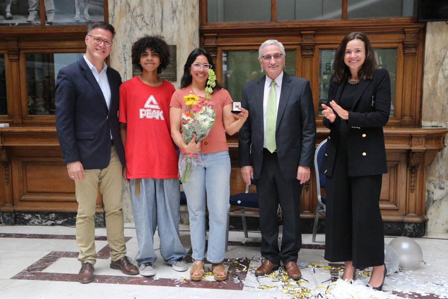 Funcionaria recibe la medalla junto a las autoridades