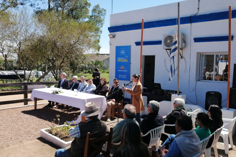 Autoridades participantes en el acto de inauguración junto al público asistente