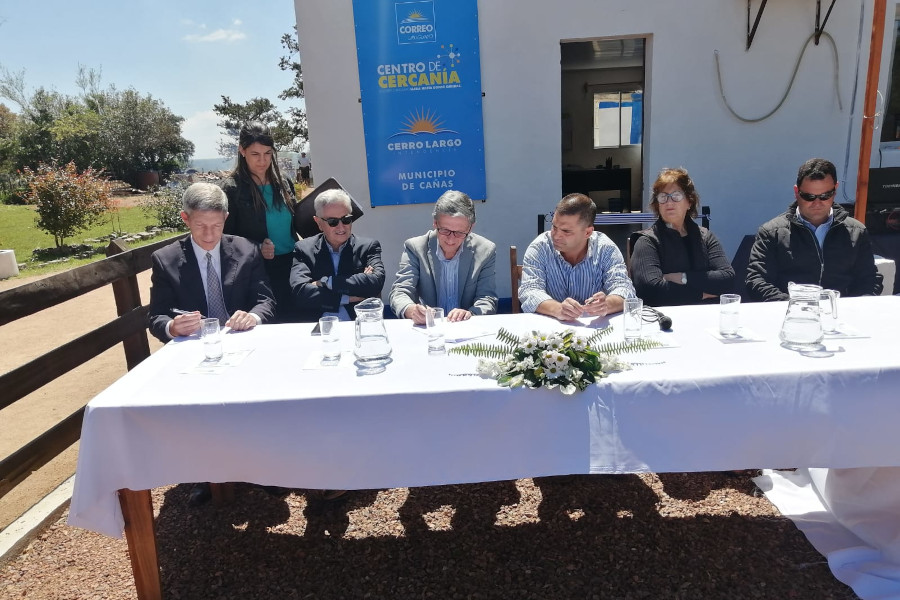 Autoridades de Correo Uruguayo e Intendencia de Cerro Largo firman los acuerdos para la instalación de los Centros de Cercanía