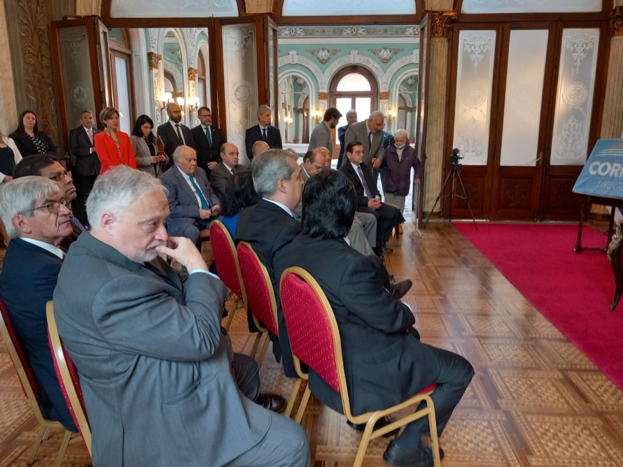 Público asistente al acto de lanzamiento de la hoja filatélica