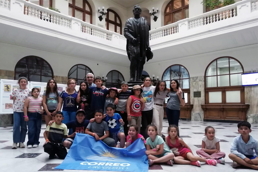 Escolares salteños en el hall del Palacio de Correos