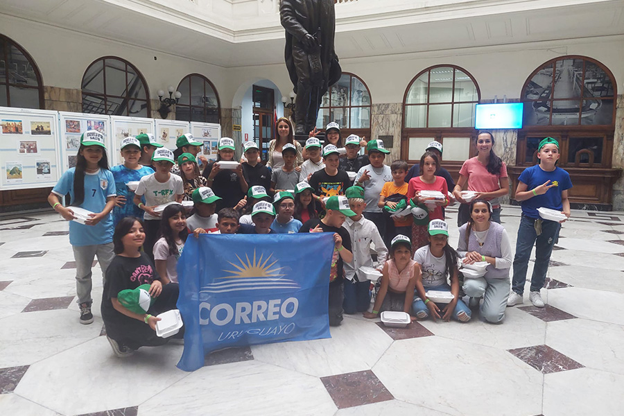 Escolares salteños en el hall del Palacio de Correos