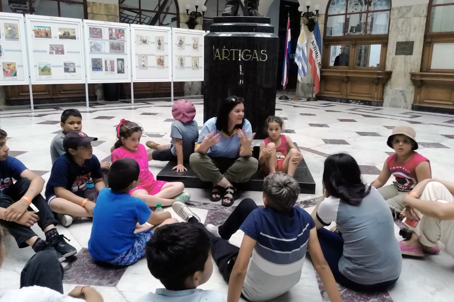 Funcionaria de Correo Uruguayo conversa con los escolares en el hall del Palacio de Correos