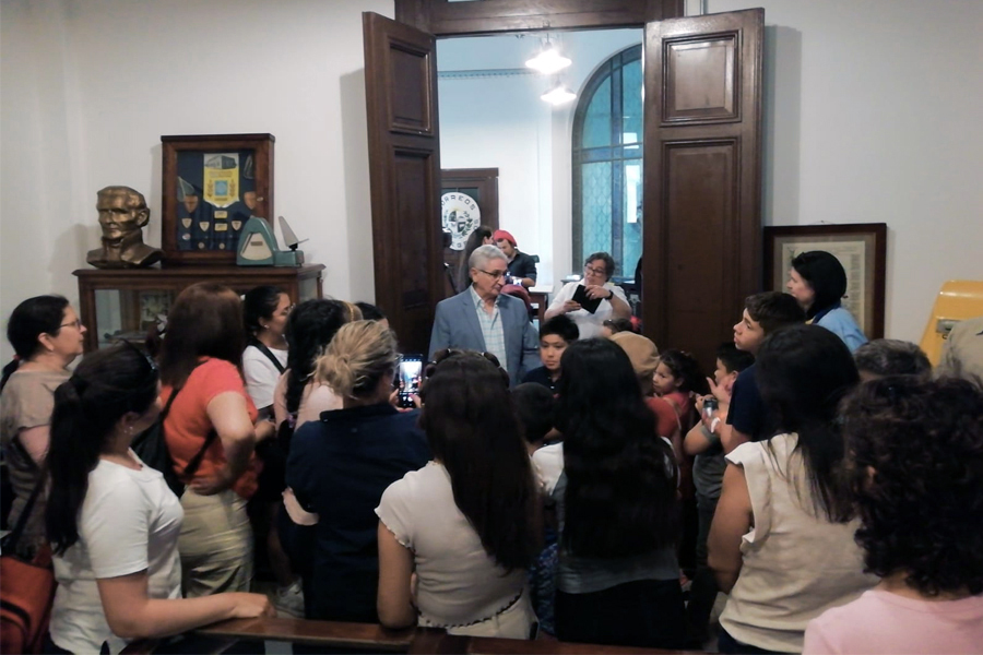 Vicepresidente de Correo Uruguayo recibe a los escolares en el Museo Postal