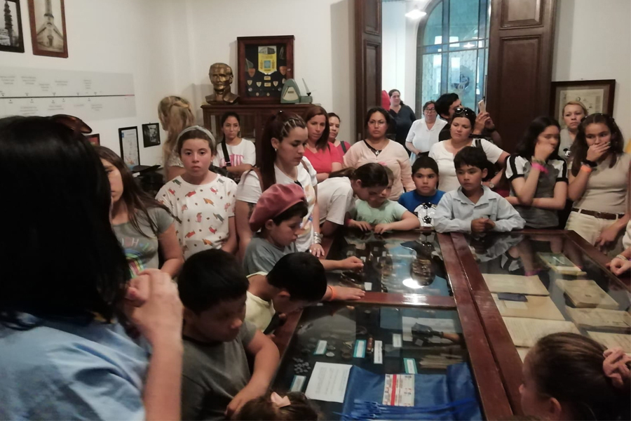 Escolares visitan el Museo Postal