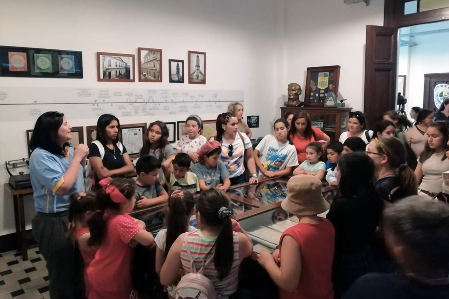 Escolares visitan el Museo Postal