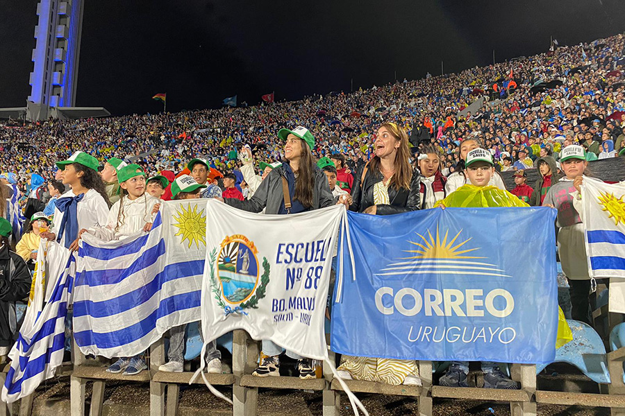 Escolares en el Estadio Centenario durante el partido entre Uruguay y Bolivia