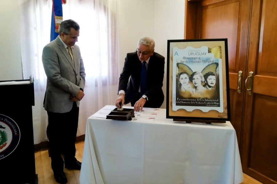 Vicepresidente de Correo Uruguayo realizando el matasellado