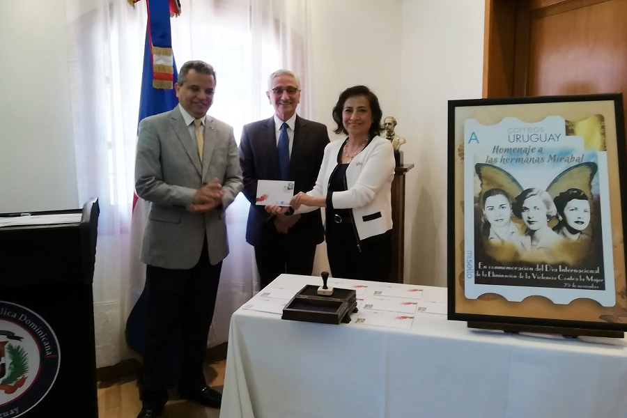 Autoridades presentes realizan el matasellado