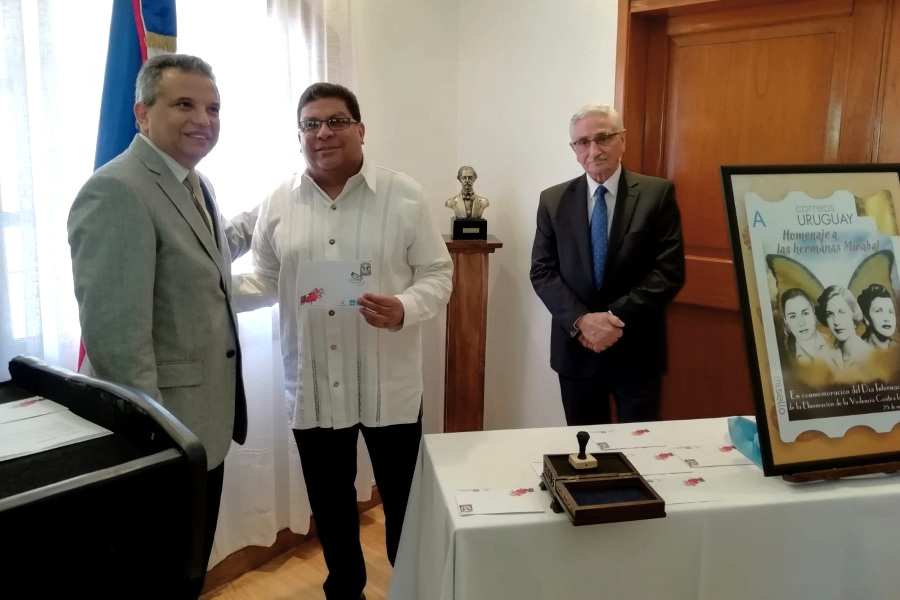 Autoridades presentes realizan el matasellado