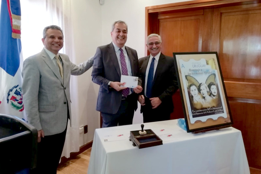 Autoridades presentes realizan el matasellado