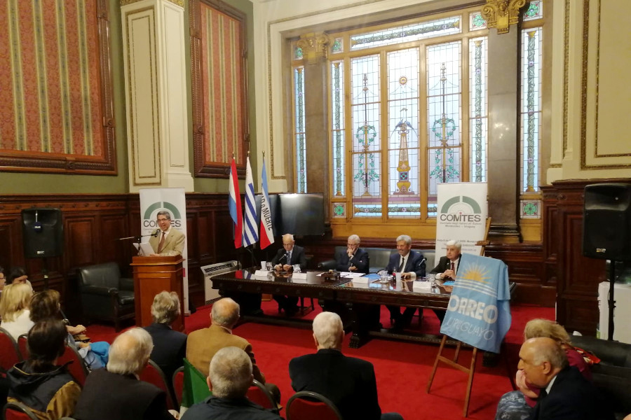 Vista de la sala donde se realizó el acto, con autoridades y público presente