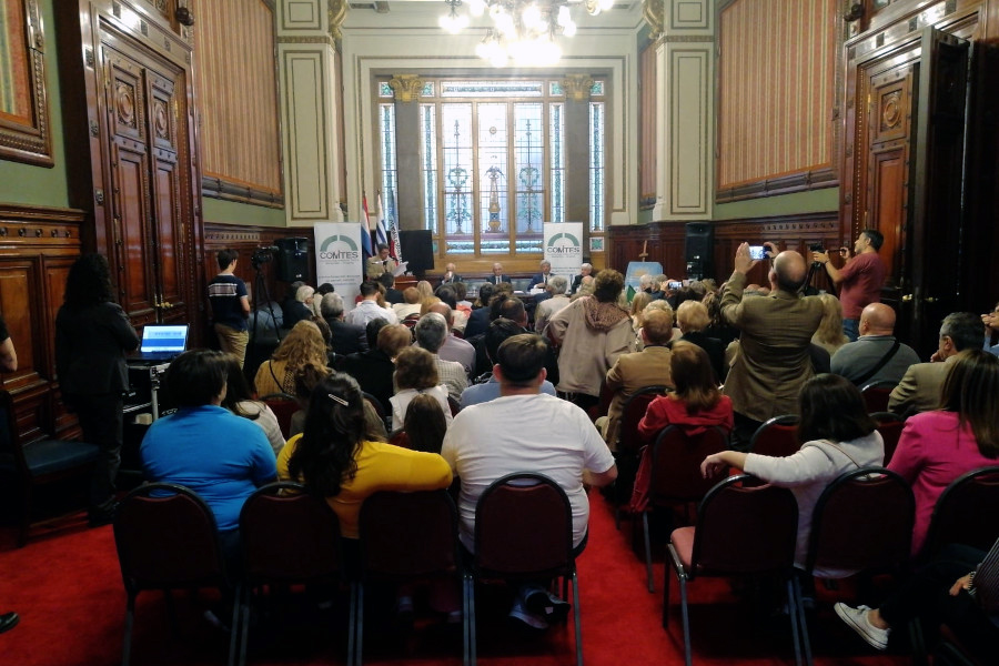 Vista de la sala donde se realizó el acto, con autoridades y público presente