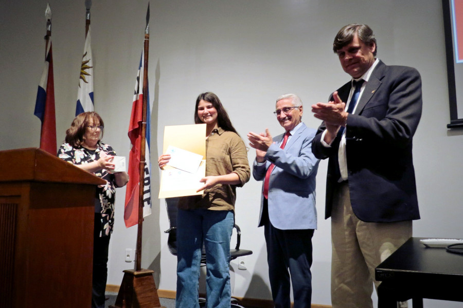 Vicepresidente de Correo Uruguayo junto a participantes del acto