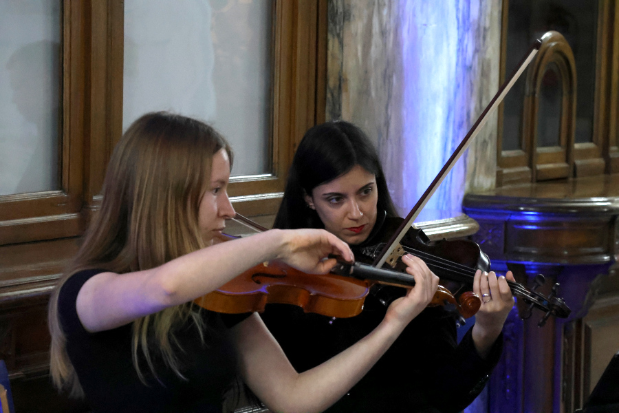 Violinistas de la Orquesta de Cámara Raskolnikov