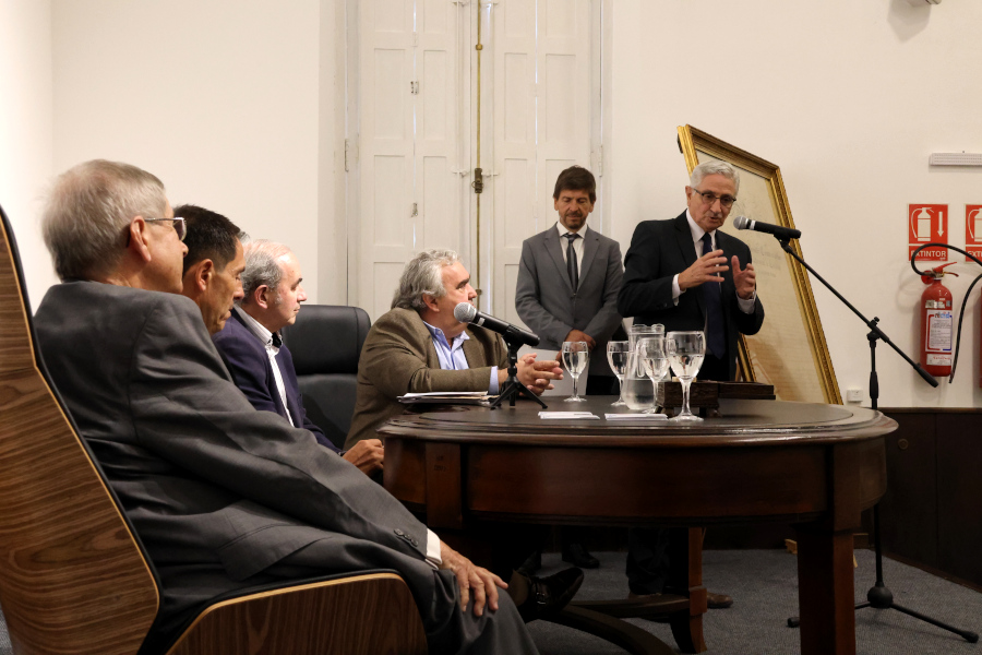 Vicepresidente de Correo Uruguayo haciendo uso de la palabra