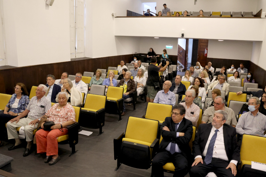 Público y autoridades presentes en el acto