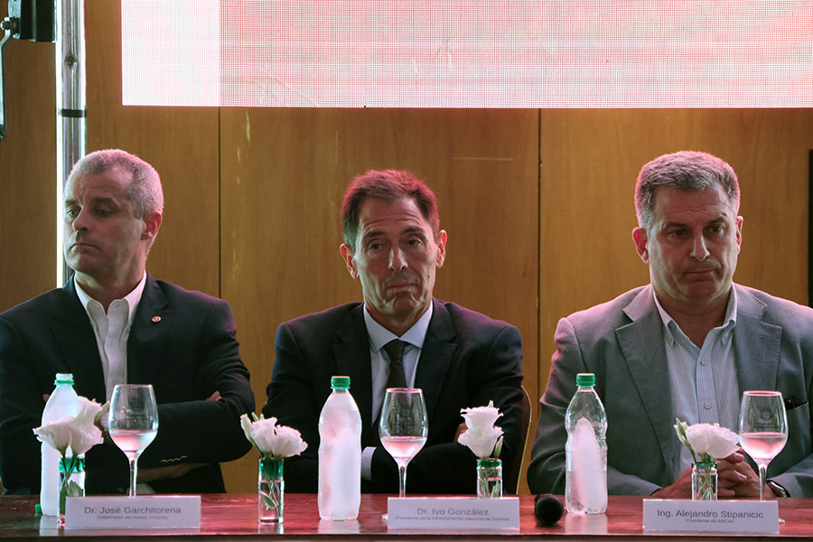 Presidente de Correo Uruguayo junto al Presidente de Ancap y el Gobernador del Rotary Club