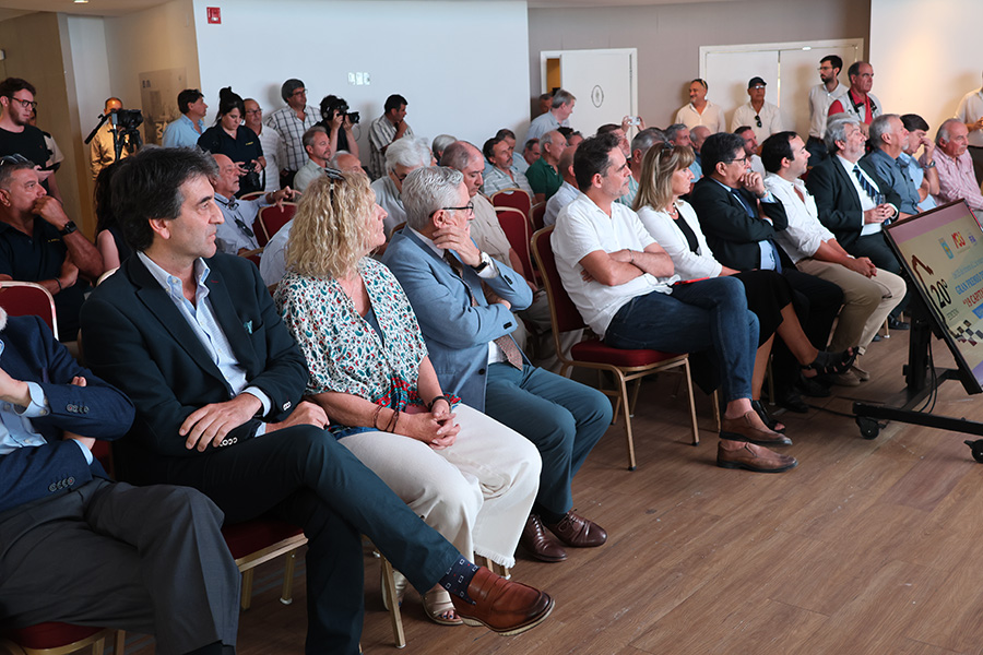 Público y autoridades presentes en el lanzamiento