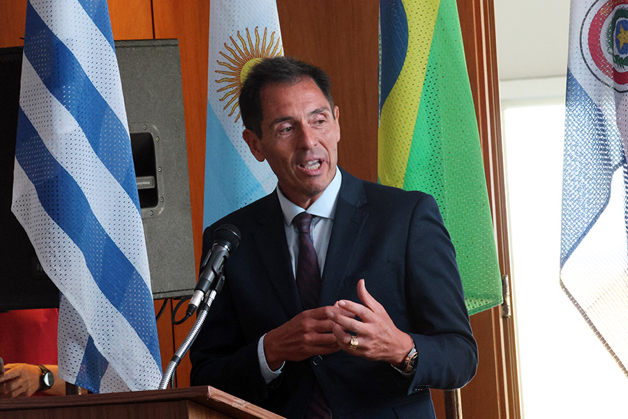 Presidente de Correo Uruguayo hace uso de la palabra