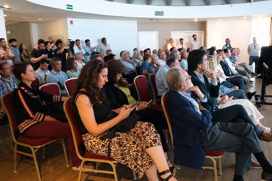 Público y autoridades presentes en el lanzamiento