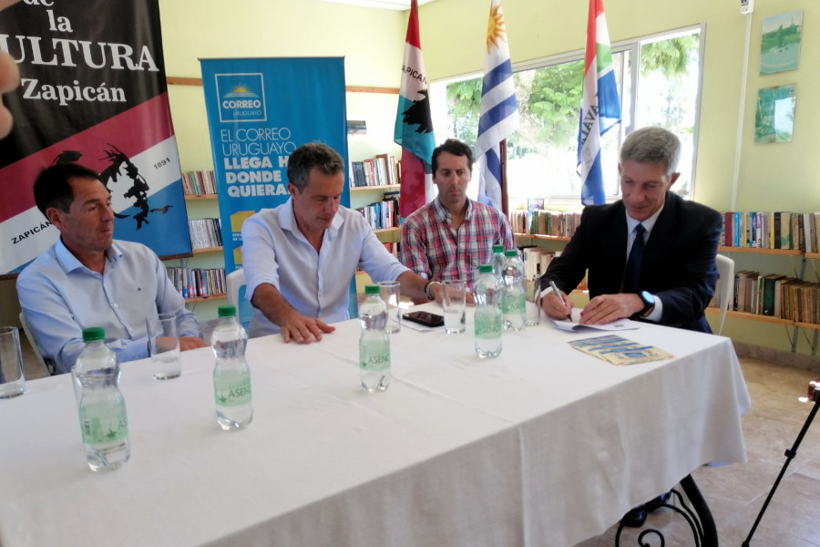 Autoridades de Correo Uruguayo y de la Intendencia de Lavalleja inauguraron el Centro de Cercanía de la localidad de Zapicán.