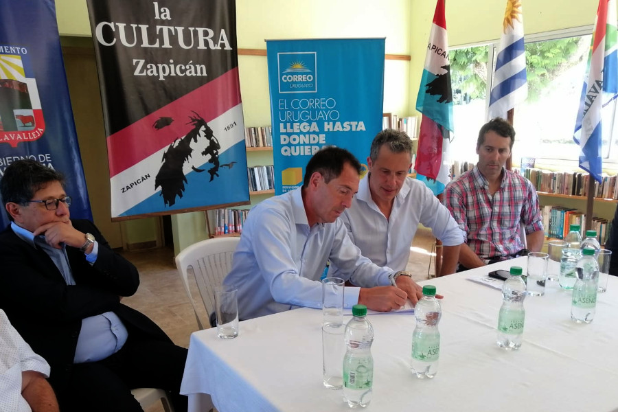 Autoridades de Correo Uruguayo y de la Intendencia de Lavalleja inauguraron el Centro de Cercanía de la localidad de Zapicán.