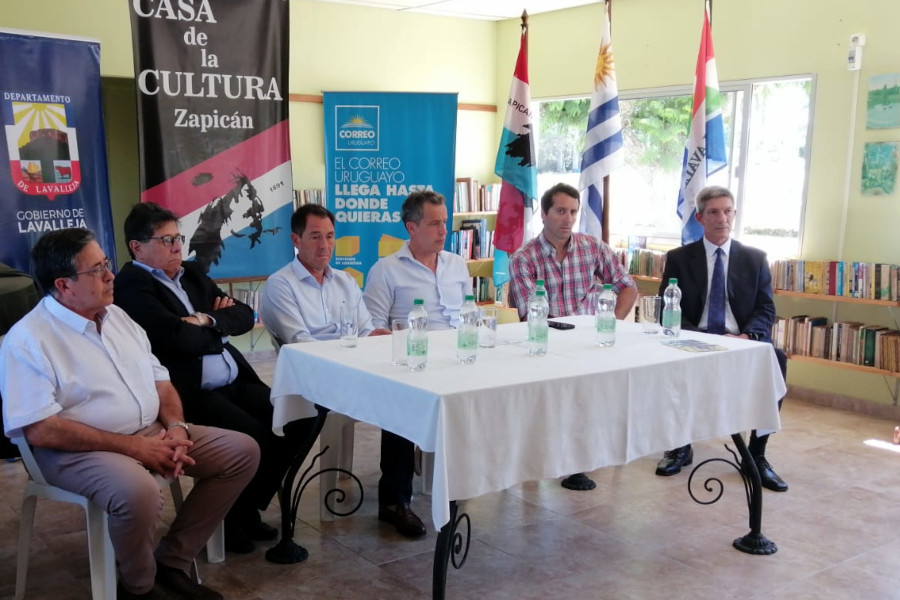 Autoridades de Correo Uruguayo y de la Intendencia de Lavalleja inauguraron el Centro de Cercanía de la localidad de Zapicán.